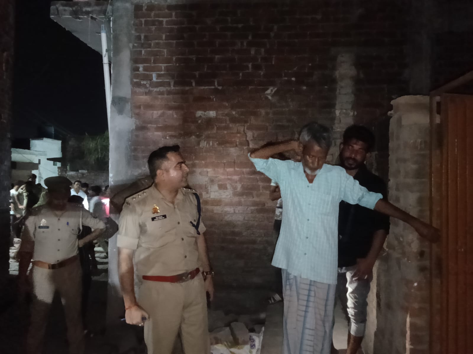 मौके पर लोगों से बात करती पुलिस व अस्पताल लाए गए घायल। मौके पर लोगों से बात करती पुलिस व अस्पताल लाए गए घायल।