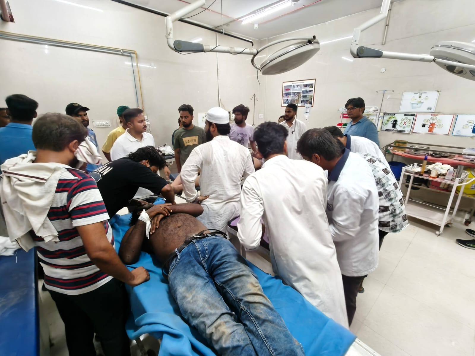 मौके पर लोगों से बात करती पुलिस व अस्पताल लाए गए घायल। मौके पर लोगों से बात करती पुलिस व अस्पताल लाए गए घायल।
