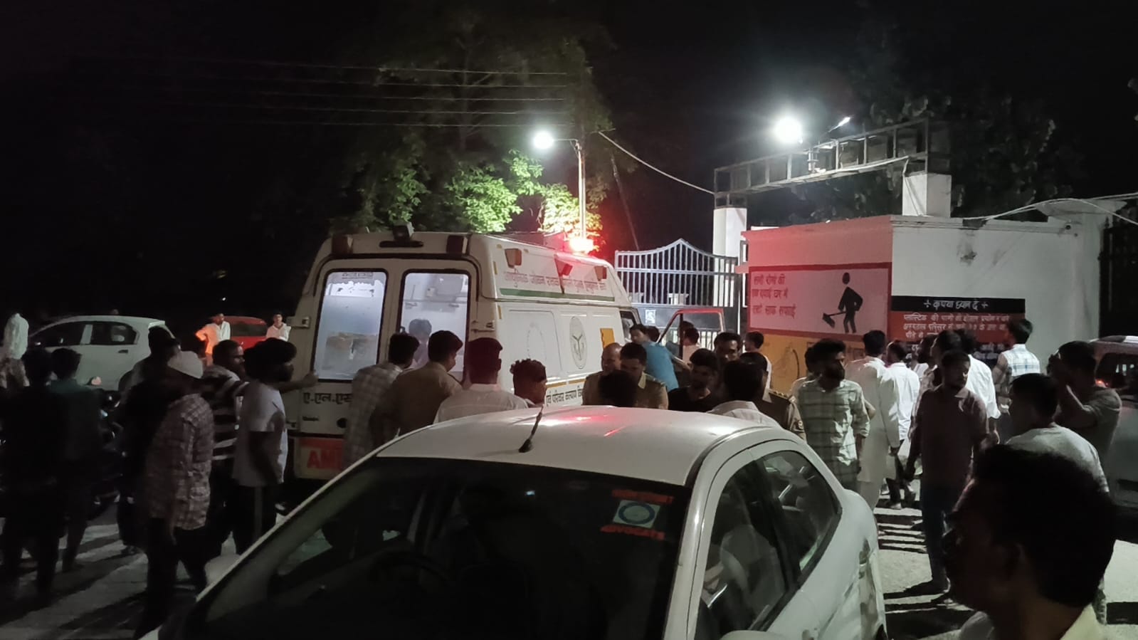 मौके पर लोगों से बात करती पुलिस व अस्पताल लाए गए घायल। मौके पर लोगों से बात करती पुलिस व अस्पताल लाए गए घायल।