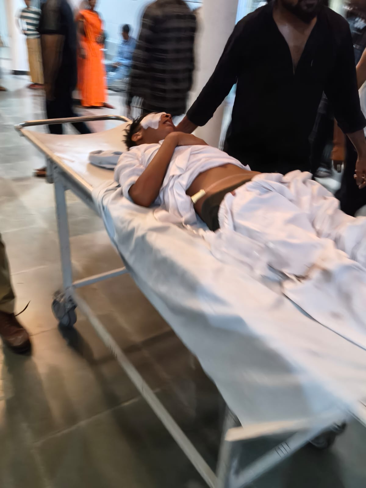मौके पर लोगों से बात करती पुलिस व अस्पताल लाए गए घायल। मौके पर लोगों से बात करती पुलिस व अस्पताल लाए गए घायल।