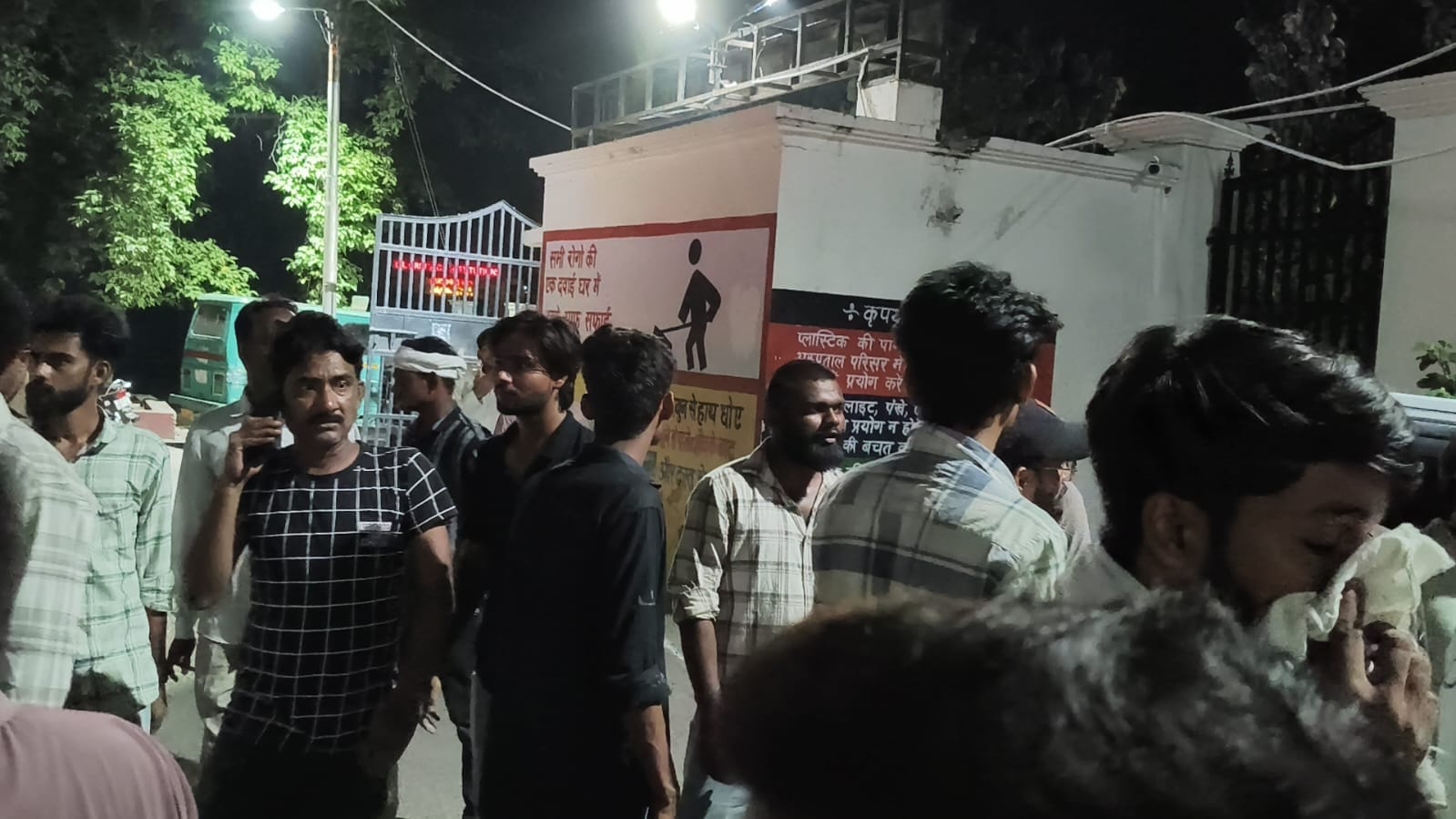 मौके पर लोगों से बात करती पुलिस व अस्पताल लाए गए घायल। मौके पर लोगों से बात करती पुलिस व अस्पताल लाए गए घायल।