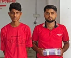 मौके पर तोड़ी गई दीवार व बाइक और पुलिस की गिरफ्त में आरोपी। मौके पर तोड़ी गई दीवार व बाइक और पुलिस की गिरफ्त में आरोपी।