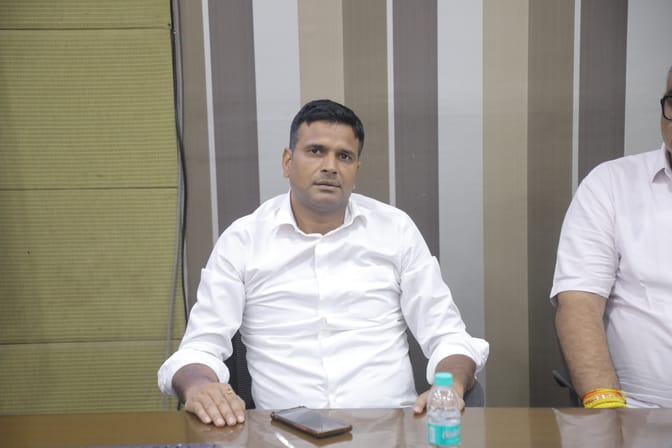 नोएडा। सेक्टर 59 अमर उजाला कार्यालय में संवाद के दौरान मौजूद ग्रेनो वेस्ट एओए के पदाधिकारी । फ