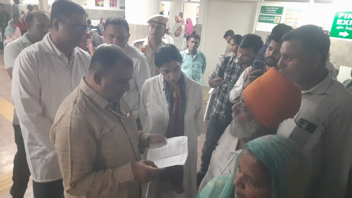 ओपीडी के पर्ची केंद्र के बाहर निर्देश देते राष्ट्रीय मानवाधिकार आयोग के विशेष निगरानीकर्ता बाल ओपीडी के पर्ची केंद्र के बाहर निर्देश देते राष्ट्रीय मानवाधिकार आयोग के विशेष निगरानीकर्ता बाल