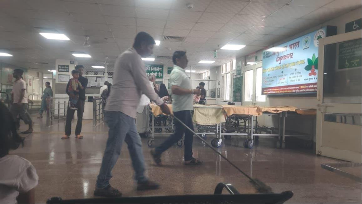 ओपीडी के पर्ची केंद्र के बाहर निर्देश देते राष्ट्रीय मानवाधिकार आयोग के विशेष निगरानीकर्ता बाल ओपीडी के पर्ची केंद्र के बाहर निर्देश देते राष्ट्रीय मानवाधिकार आयोग के विशेष निगरानीकर्ता बाल