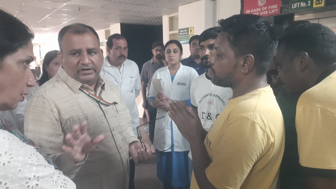 ओपीडी के पर्ची केंद्र के बाहर निर्देश देते राष्ट्रीय मानवाधिकार आयोग के विशेष निगरानीकर्ता बाल ओपीडी के पर्ची केंद्र के बाहर निर्देश देते राष्ट्रीय मानवाधिकार आयोग के विशेष निगरानीकर्ता बाल