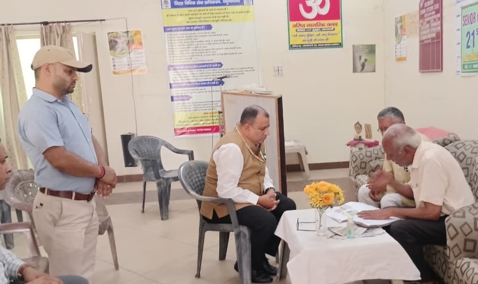 ओपीडी के पर्ची केंद्र के बाहर निर्देश देते राष्ट्रीय मानवाधिकार आयोग के विशेष निगरानीकर्ता बाल ओपीडी के पर्ची केंद्र के बाहर निर्देश देते राष्ट्रीय मानवाधिकार आयोग के विशेष निगरानीकर्ता बाल
