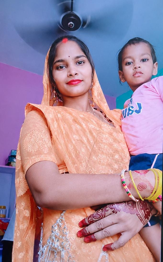 पीडीडीयू नगर के हनुमानपुर मे फंदे से लटक कर मृत प्रिया अपने डेढ़ वर्षीय मासूम युवराज के साथ। फ़ाइ पीडीडीयू नगर के हनुमानपुर मे फंदे से लटक कर मृत प्रिया अपने डेढ़ वर्षीय मासूम युवराज के साथ। फ़ाइ