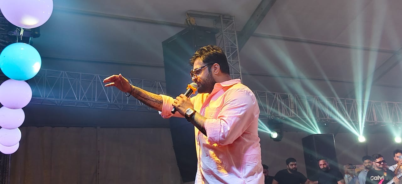 पिपलू मेले की स्टार नाइट में भाग लेते हुए कुटलैहड़ के विधायक विवेक शर्मा और अन्य। संवाद