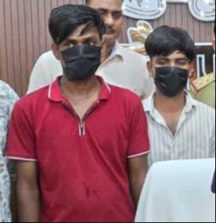 पैर में गोली लगने के बाद जिला अस्पताल में बैठा आरोपी शैलेश यादव। वीडियो ग्रैब पैर में गोली लगने के बाद जिला अस्पताल में बैठा आरोपी शैलेश यादव। वीडियो ग्रैब