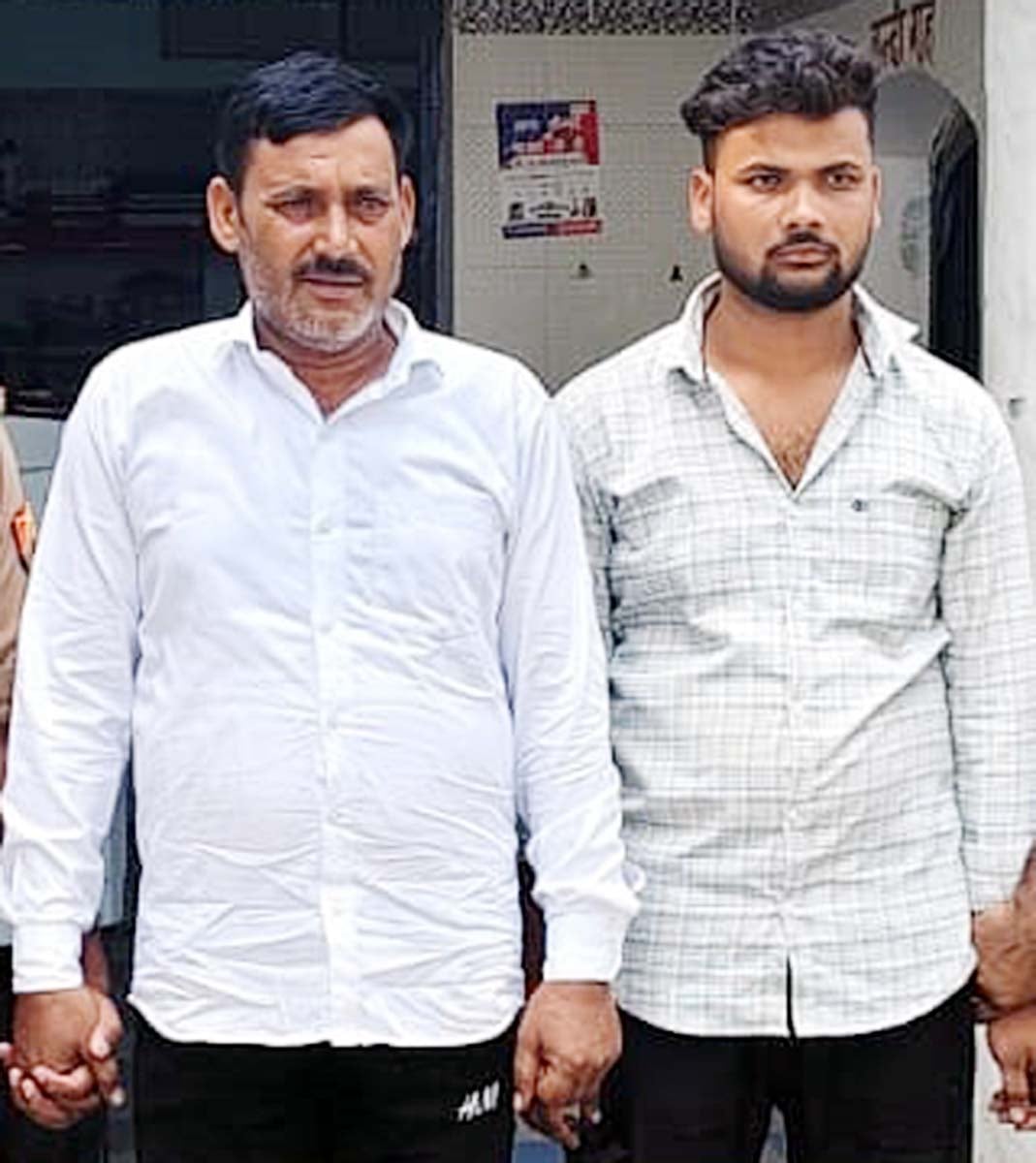 पिटाई में गंभीर घायल पुवायां के गांव मड़ैया खाड़ेपुर के जगदीश। संवाद