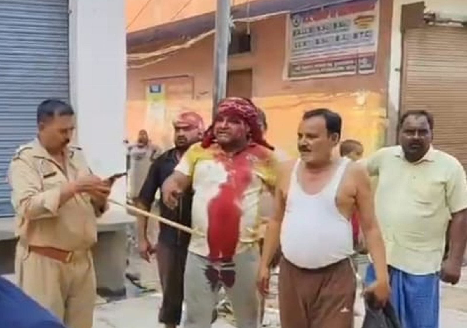 पथराव के बाद फैले ईट-पत्थर संवाद पथराव के बाद फैले ईट-पत्थर संवाद