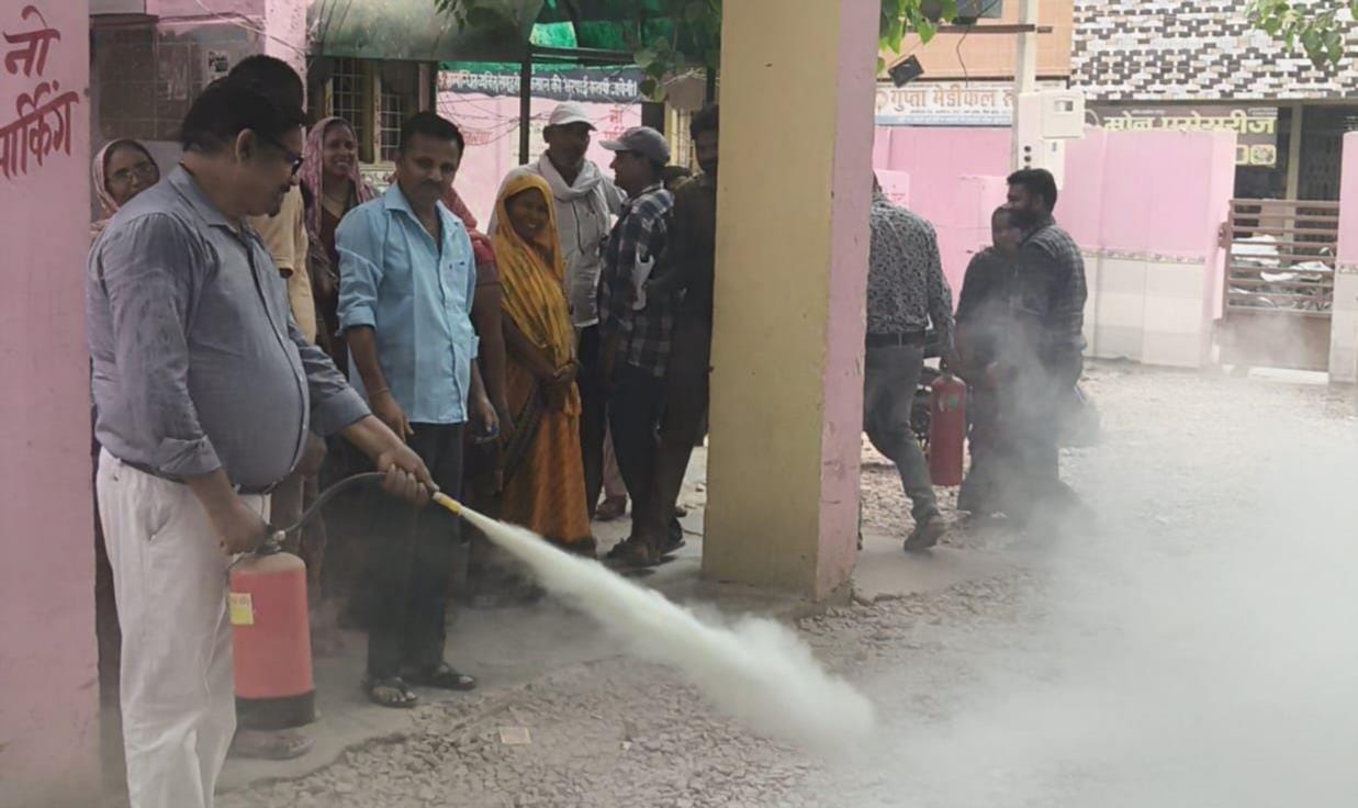 सीएचसी जलेसर पर फायर मॉक ड्रिल का आयोजन करते एमओआईसी व अन्य स्वास्थ्यकर्मी। स्रोत स्वास्थ्य विभ सीएचसी जलेसर पर फायर मॉक ड्रिल का आयोजन करते एमओआईसी व अन्य स्वास्थ्यकर्मी। स्रोत स्वास्थ्य विभ