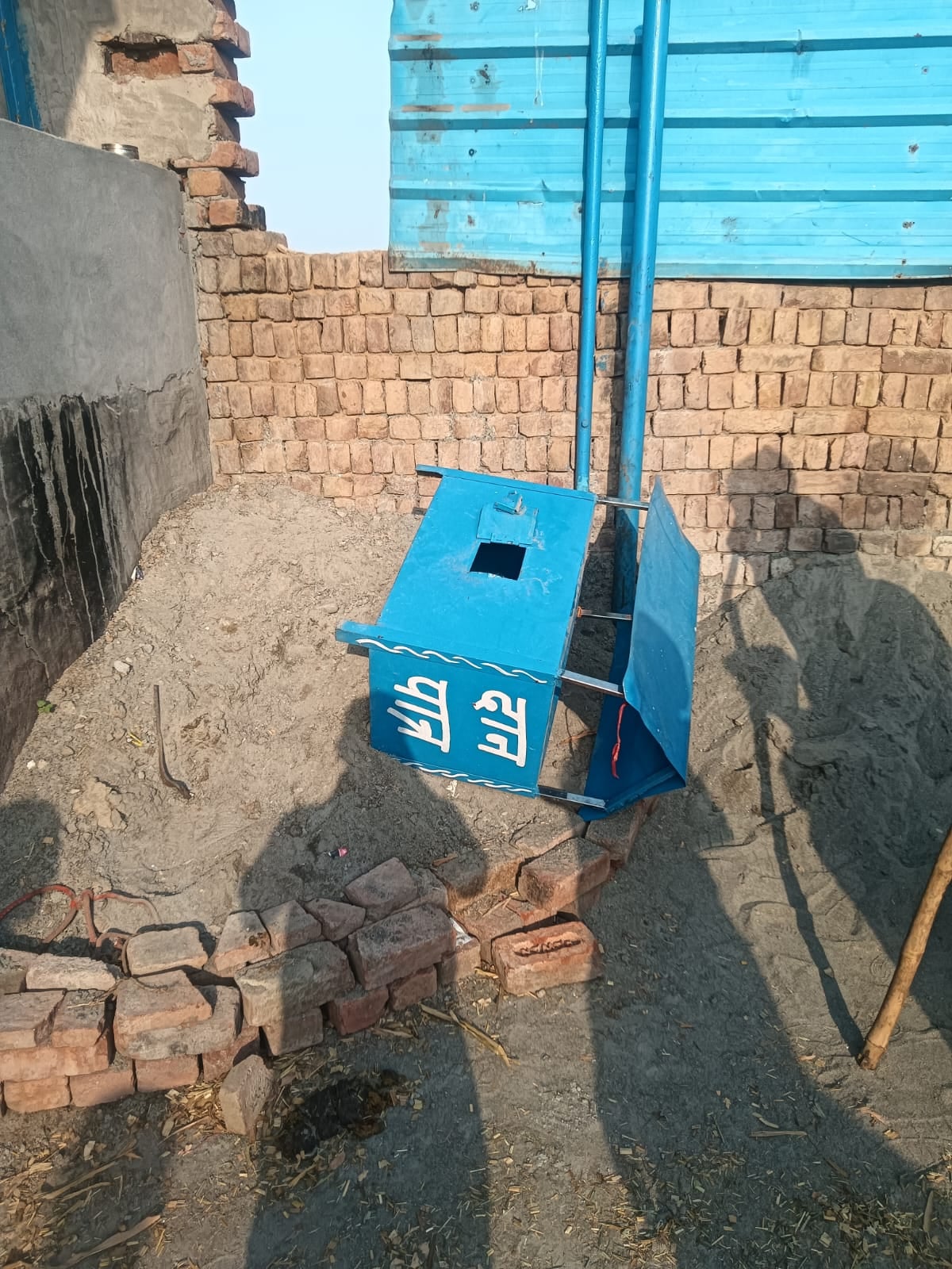 सीसीटीवी फुटेज में कैद दान पत्र चोरी के आरोपी ,स्त्रोत सोशल मीडिया सीसीटीवी फुटेज में कैद दान पत्र चोरी के आरोपी ,स्त्रोत सोशल मीडिया