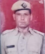 सड़क हादसे में होमगार्ड प्रदीप की मौत के बाद परिजनों से जानकारी लेते पुलिसकर्मी। संवाद