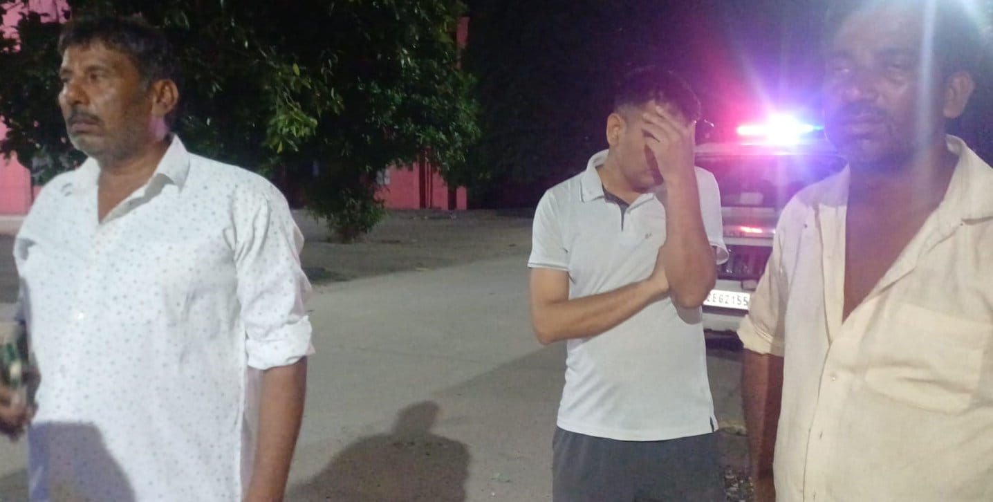सड़क हादसे में होमगार्ड प्रदीप की मौत के बाद परिजनों से जानकारी लेते पुलिसकर्मी। संवाद