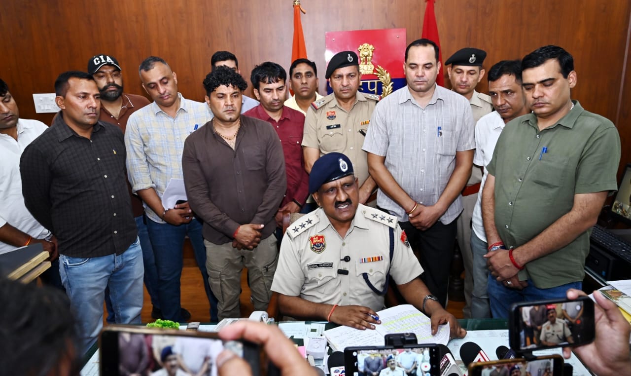 सिविल अस्पताल में इलाज के लिए घायल बदमाशों को लेकर पहुंची पुलिस टीम। संवाद