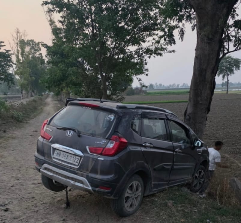 सिविल अस्पताल में इलाज के लिए घायल बदमाशों को लेकर पहुंची पुलिस टीम। संवाद