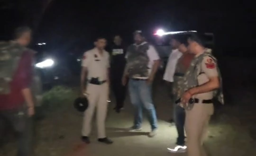 सिविल अस्पताल में इलाज के लिए घायल बदमाशों को लेकर पहुंची पुलिस टीम। संवाद