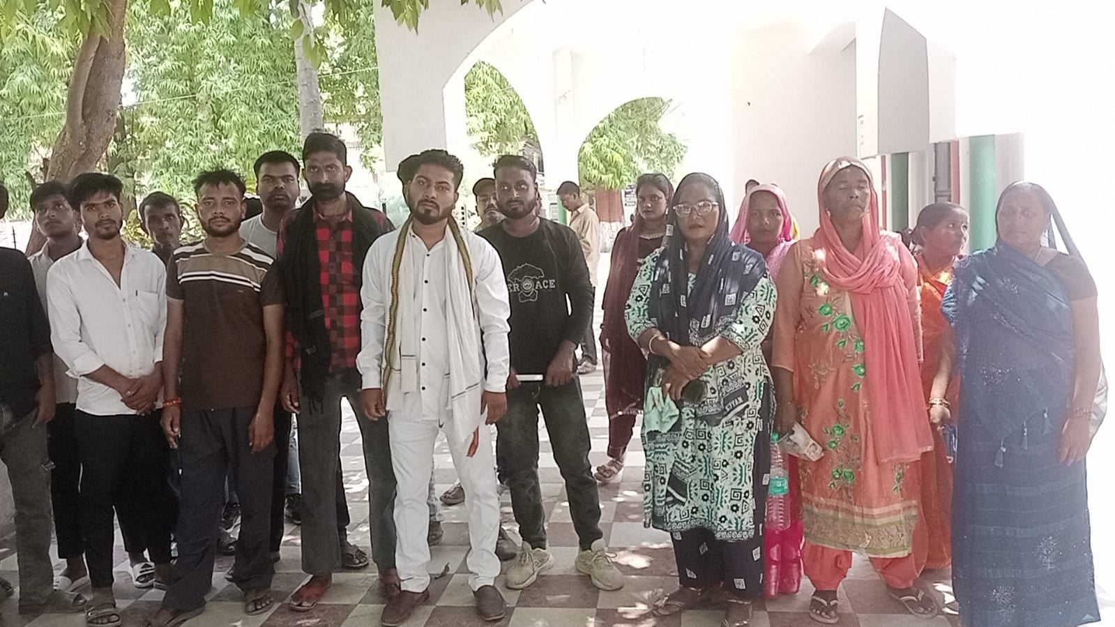 ट्रांसफार्मर में खराबी को दुरुस्त करते हुए विद्युत कर्मी। स्रोत: कर्मी ट्रांसफार्मर में खराबी को दुरुस्त करते हुए विद्युत कर्मी। स्रोत: कर्मी