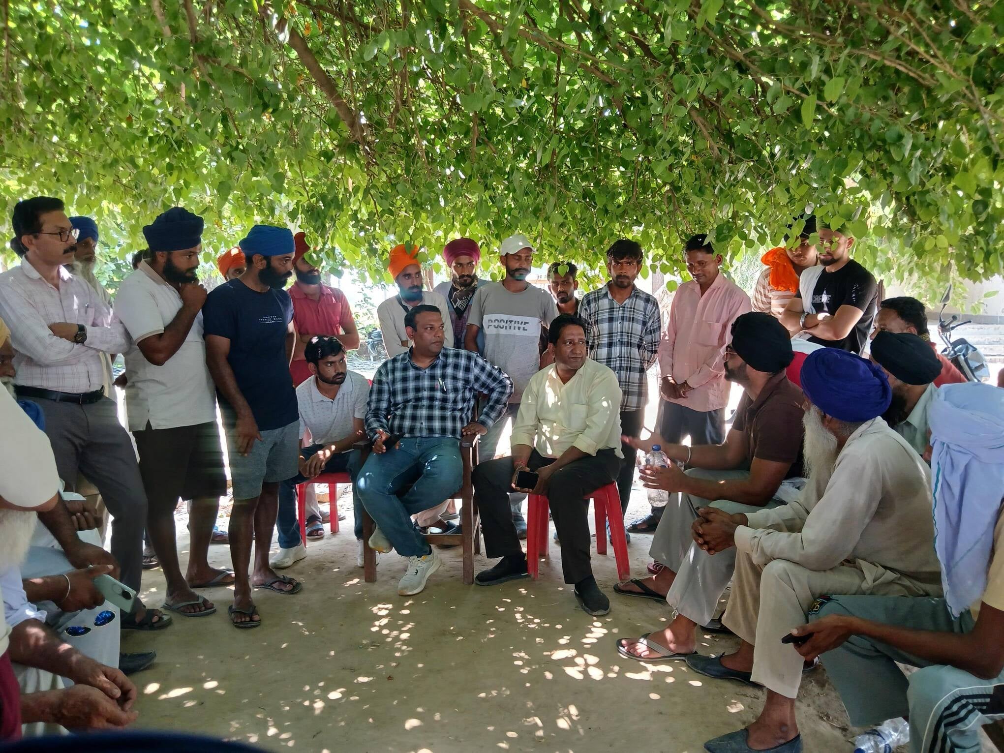 ट्रांसफार्मर में खराबी को दुरुस्त करते हुए विद्युत कर्मी। स्रोत: कर्मी ट्रांसफार्मर में खराबी को दुरुस्त करते हुए विद्युत कर्मी। स्रोत: कर्मी