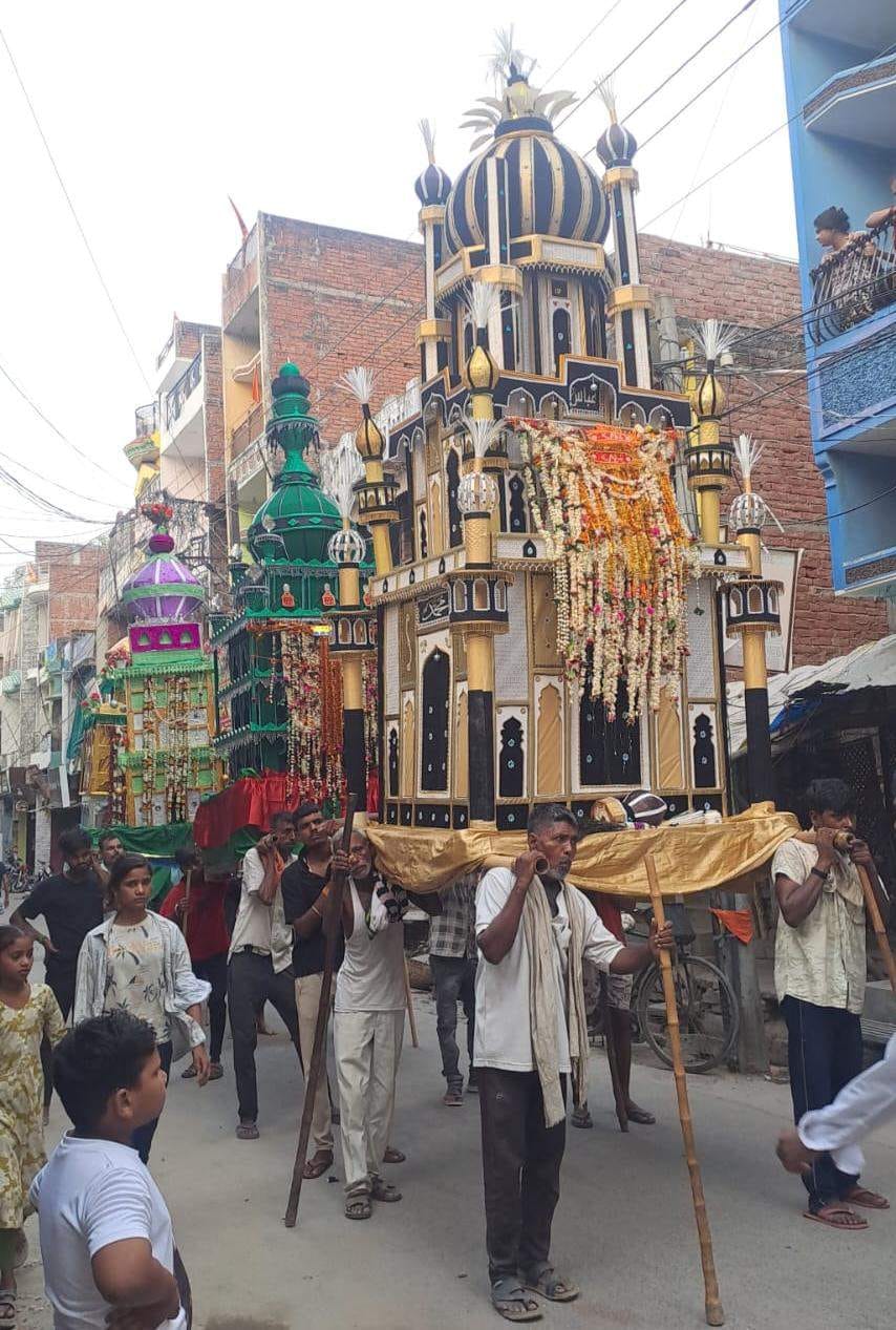 दुलहीपुर में मोहर्रम पर करतब दिखाते मुस्लिम समुदाय के लोग। संवाद