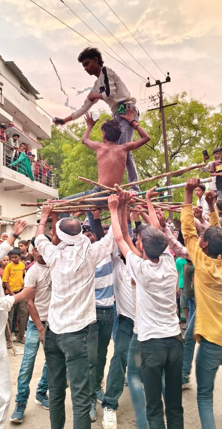दुलहीपुर में मोहर्रम पर करतब दिखाते मुस्लिम समुदाय के लोग। संवाद