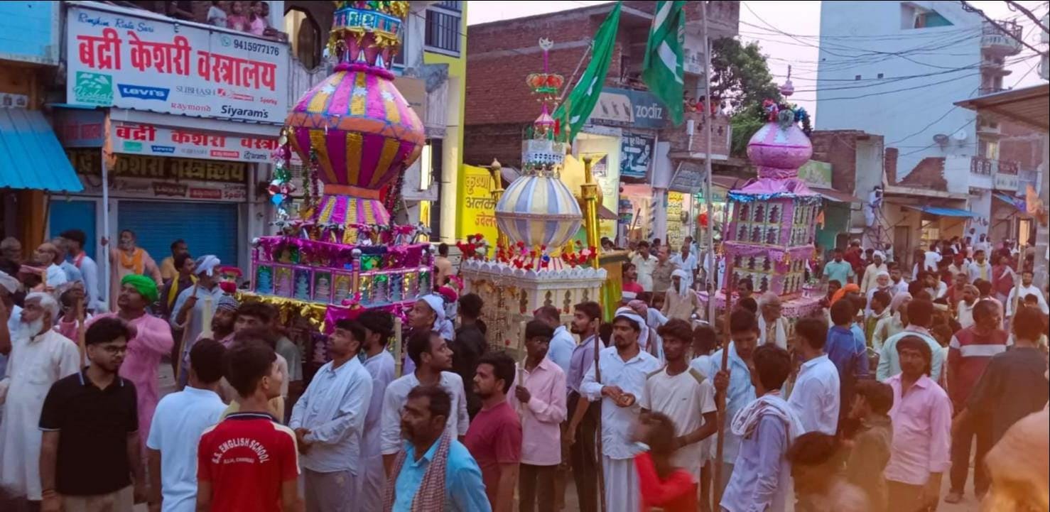 दुलहीपुर में मोहर्रम पर करतब दिखाते मुस्लिम समुदाय के लोग। संवाद