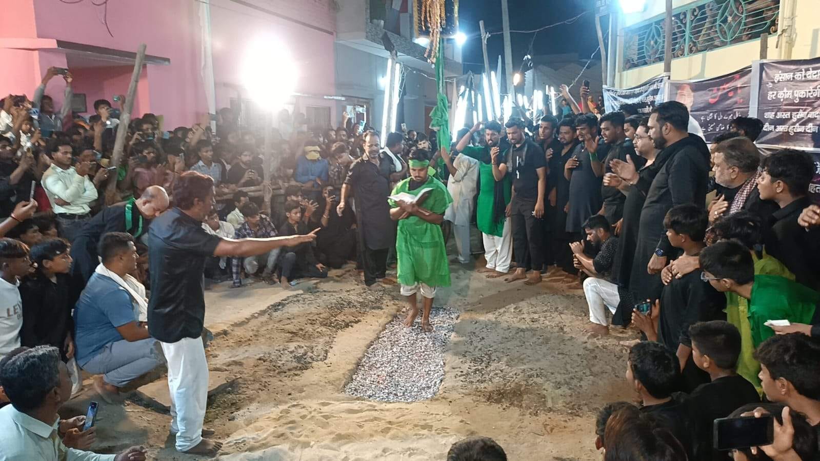 दुलहीपुर में मोहर्रम पर करतब दिखाते मुस्लिम समुदाय के लोग। संवाद