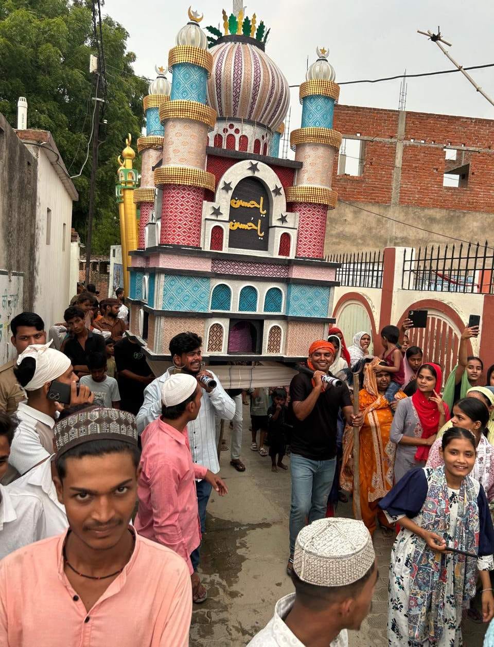 दुलहीपुर में मोहर्रम पर करतब दिखाते मुस्लिम समुदाय के लोग। संवाद