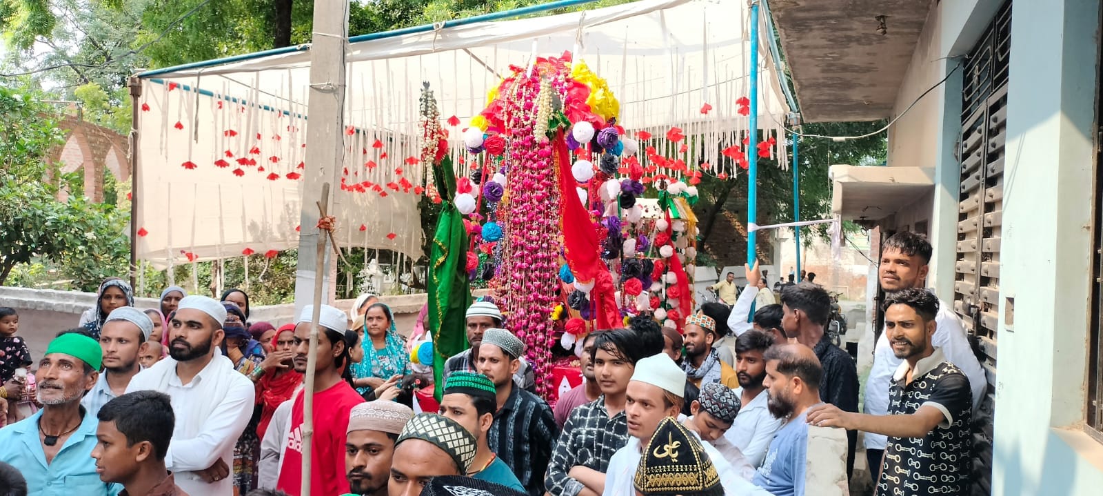 दिलाजाक स्थित इमामबाड़े से निकाला गया ताजिया। संवाद दिलाजाक स्थित इमामबाड़े से निकाला गया ताजिया। संवाद