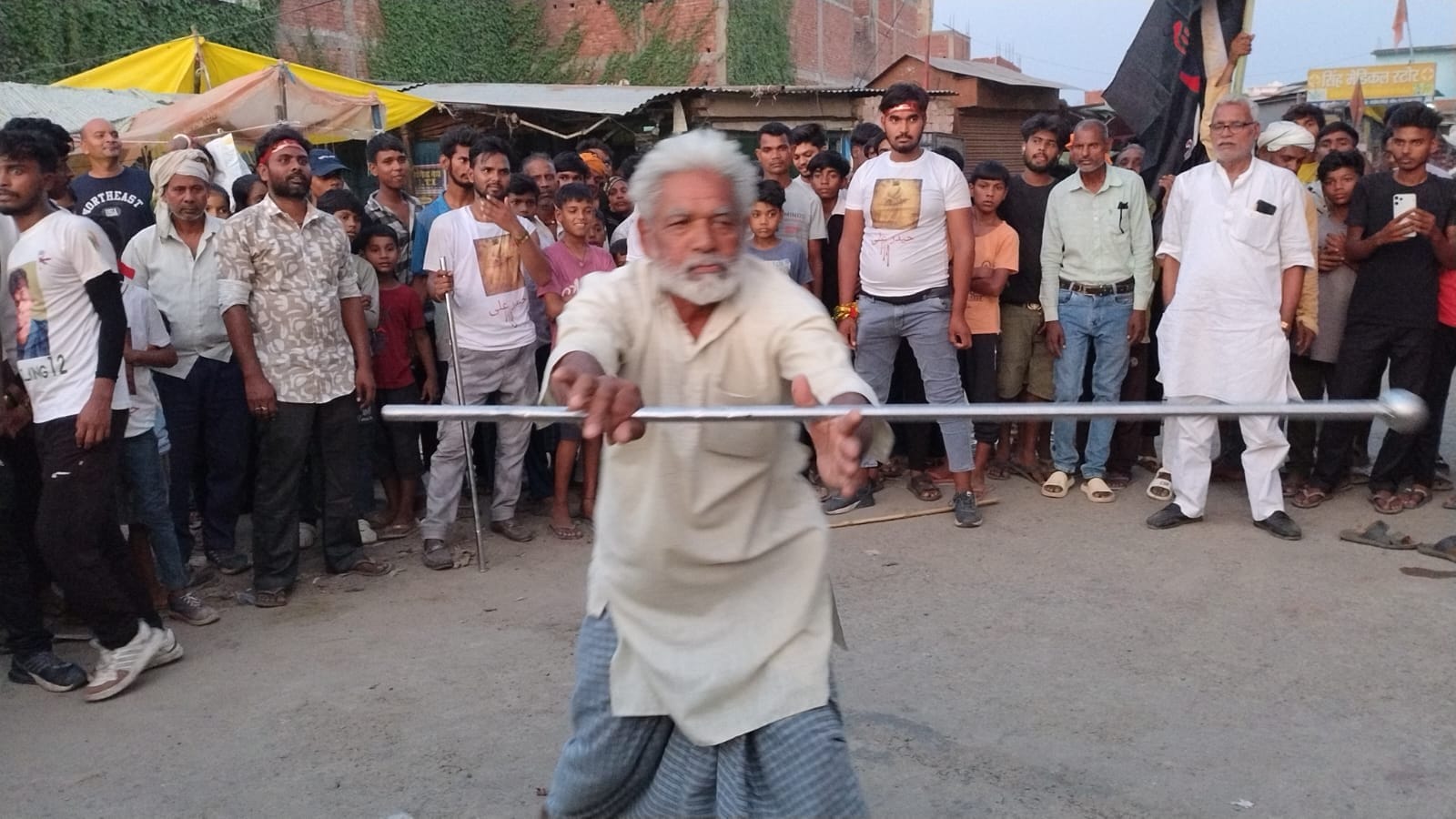 धूप और लू से बचाव के लिए स्कूटी पर चेहरा ढक कर अपने गंतव्य को जाती युवतिया।संवाद