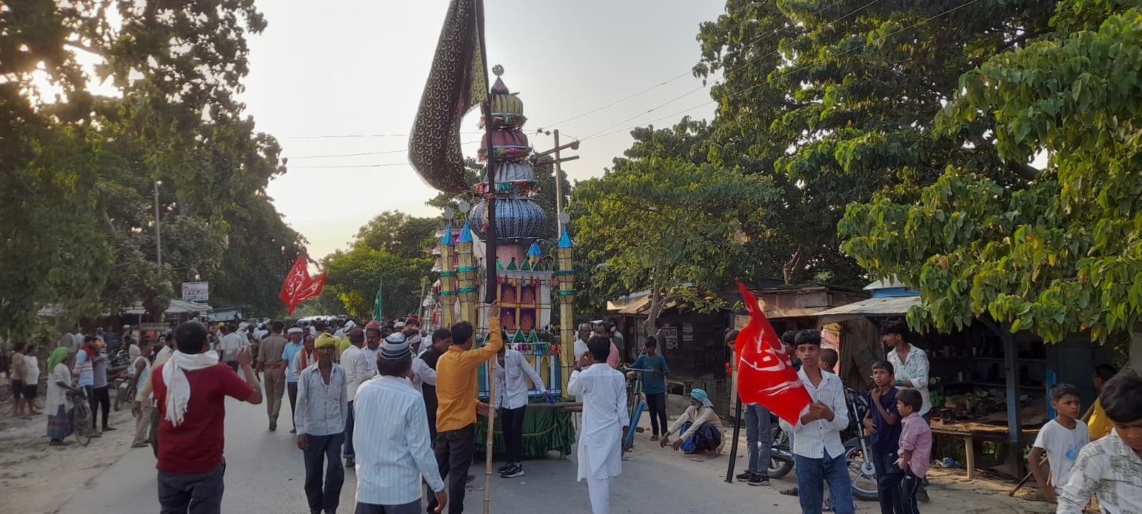 धूप और लू से बचाव के लिए स्कूटी पर चेहरा ढक कर अपने गंतव्य को जाती युवतिया।संवाद