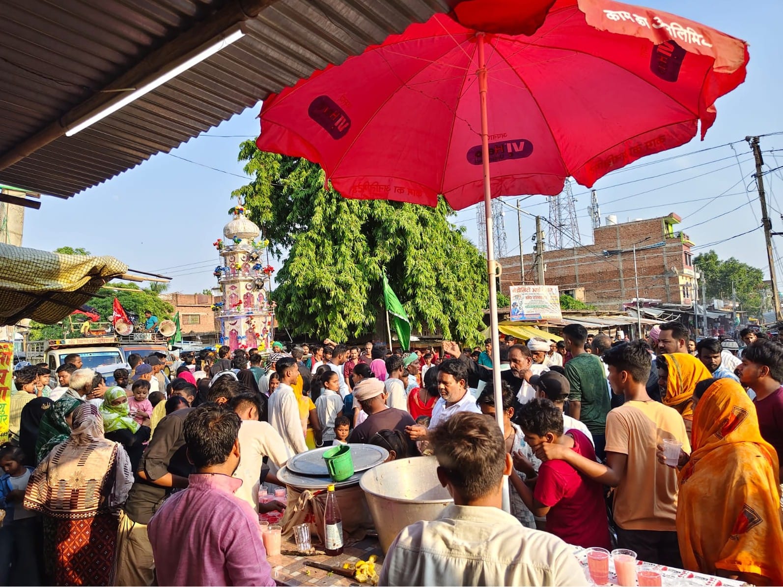 धूप और लू से बचाव के लिए स्कूटी पर चेहरा ढक कर अपने गंतव्य को जाती युवतिया।संवाद