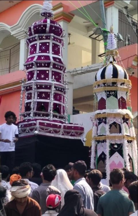 धूप और लू से बचाव के लिए स्कूटी पर चेहरा ढक कर अपने गंतव्य को जाती युवतिया।संवाद