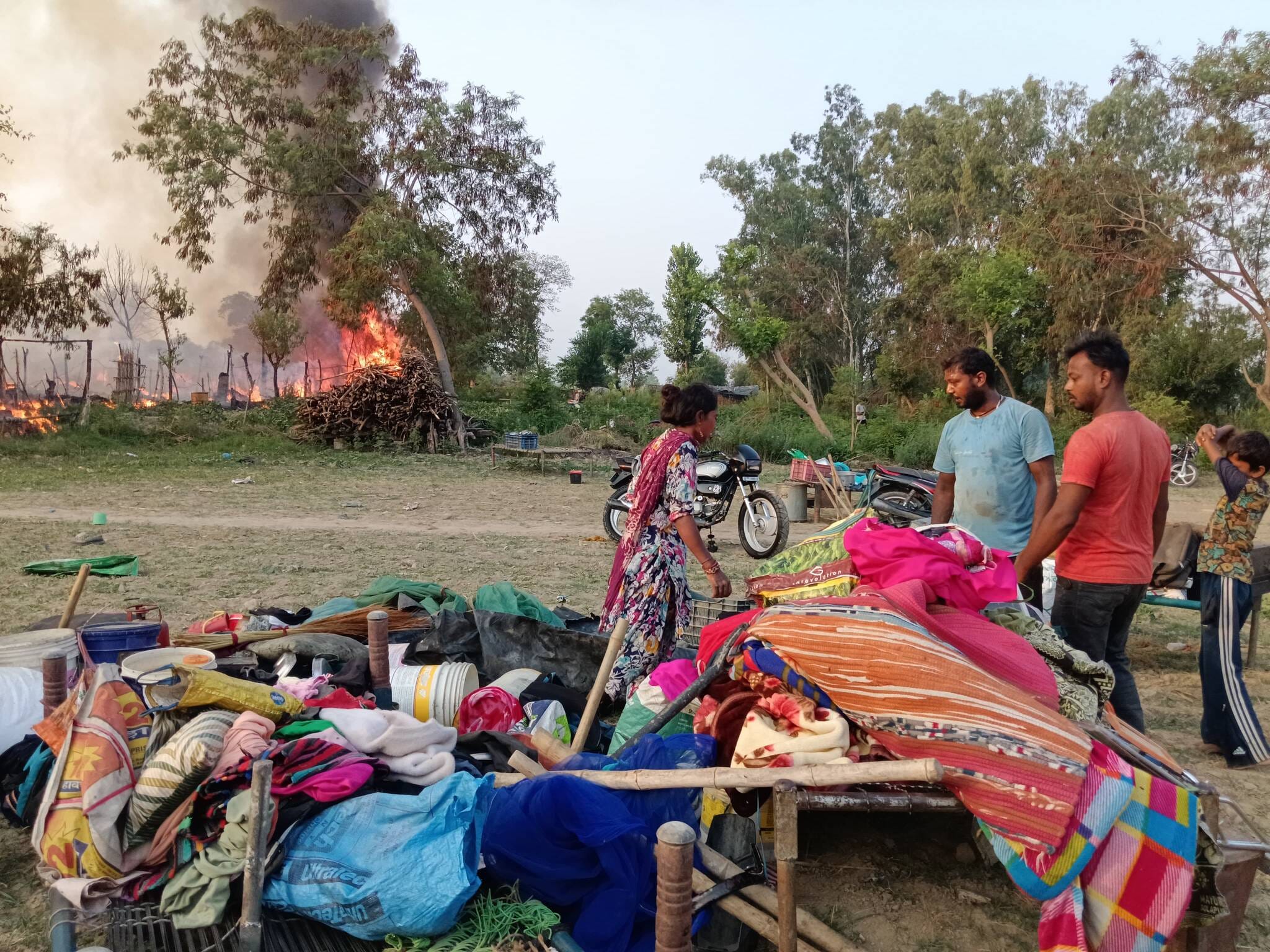 ऊना के लालसिगीं में प्रवासी मजदूरों की झुग्गियों में लगी आग से उठती लपटें ।संवाद ऊना के लालसिगीं में प्रवासी मजदूरों की झुग्गियों में लगी आग से उठती लपटें ।संवाद