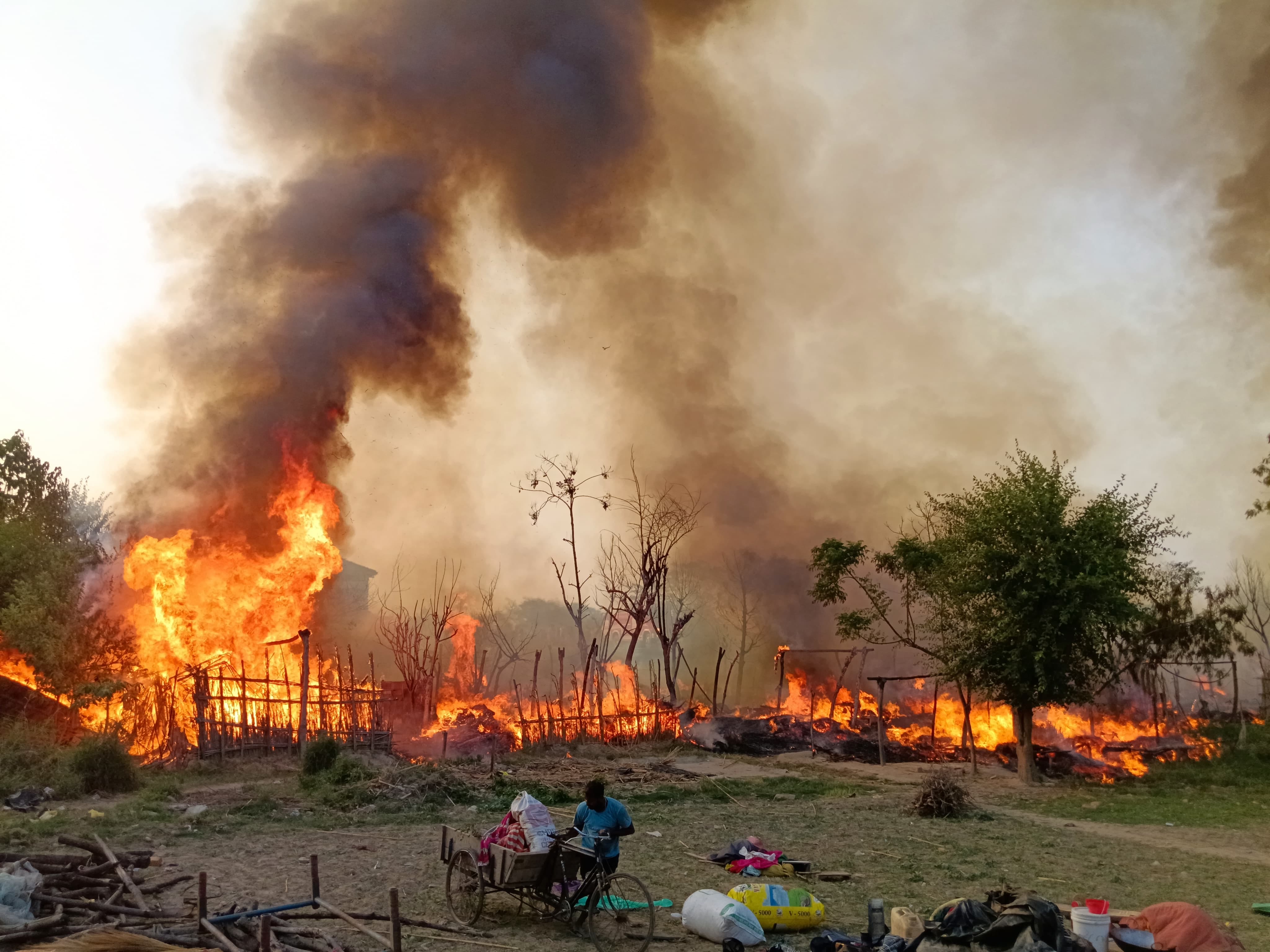 ऊना के लालसिगीं में प्रवासी मजदूरों की झुग्गियों में लगी आग से उठती लपटें ।संवाद ऊना के लालसिगीं में प्रवासी मजदूरों की झुग्गियों में लगी आग से उठती लपटें ।संवाद