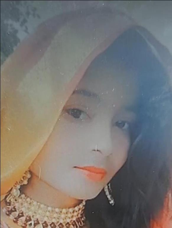 यूवती की मौत के बाद सामुदायिक स्वास्थ्य केंद्र घोरावल पर रोते बिलखते परिजन, जागरूक पाठक