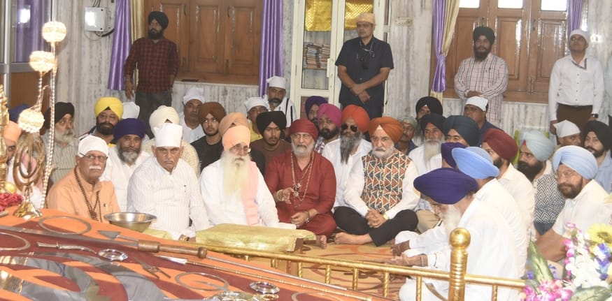 22-एमडीयू में संवाद सत्र के दौरान दिल्ली के उपराज्यपाल सरदार तरनजीत सिंह संधू को उनका पोट्रेट भ
