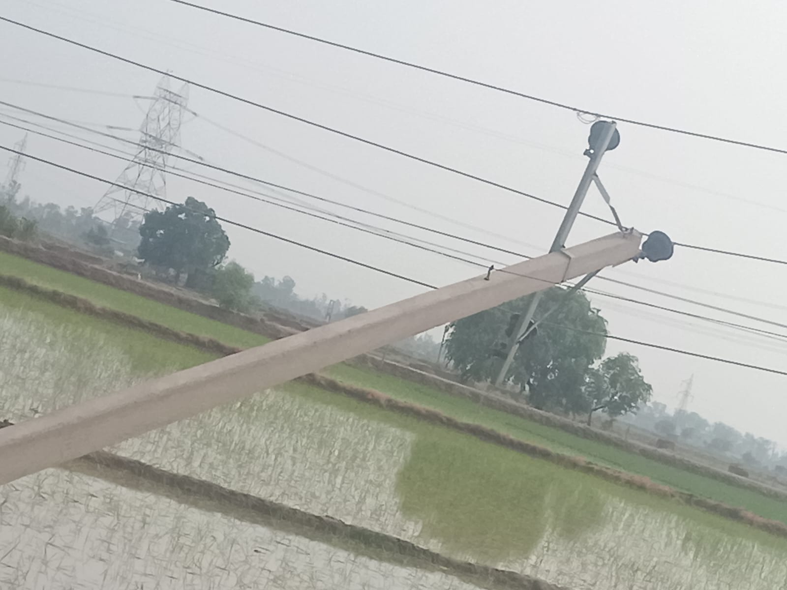 27 ढांड 01 चंदलाना तूफान से जमीन पर गिरा हुआ बिजली का ट्रांसफार्मर 02 ढांड- साकरा में लाइन के ट 27 ढांड 01 चंदलाना तूफान से जमीन पर गिरा हुआ बिजली का ट्रांसफार्मर 02 ढांड- साकरा में लाइन के ट