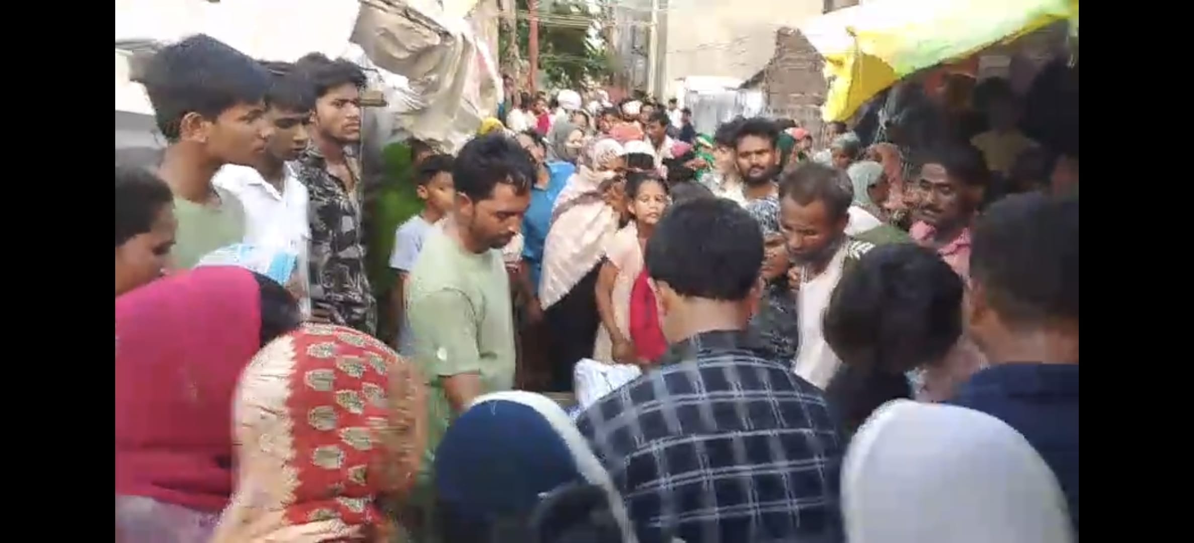 बच्चों के अंतिम संस्कार में उमड़ी भीड़।
