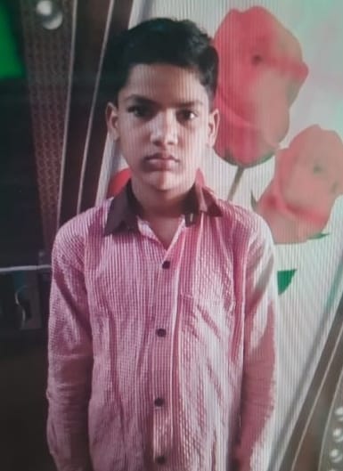 बच्चों के अंतिम संस्कार में उमड़ी भीड़।