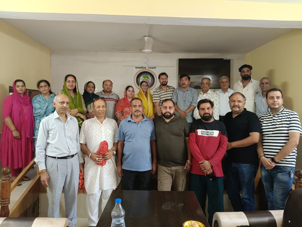 भंजाल पंचायत में शपथ ग्रहण समारोह के उपरांत नवनिर्वाचित वार्ड सदस्य सामूहिक चित्र में। संवाद