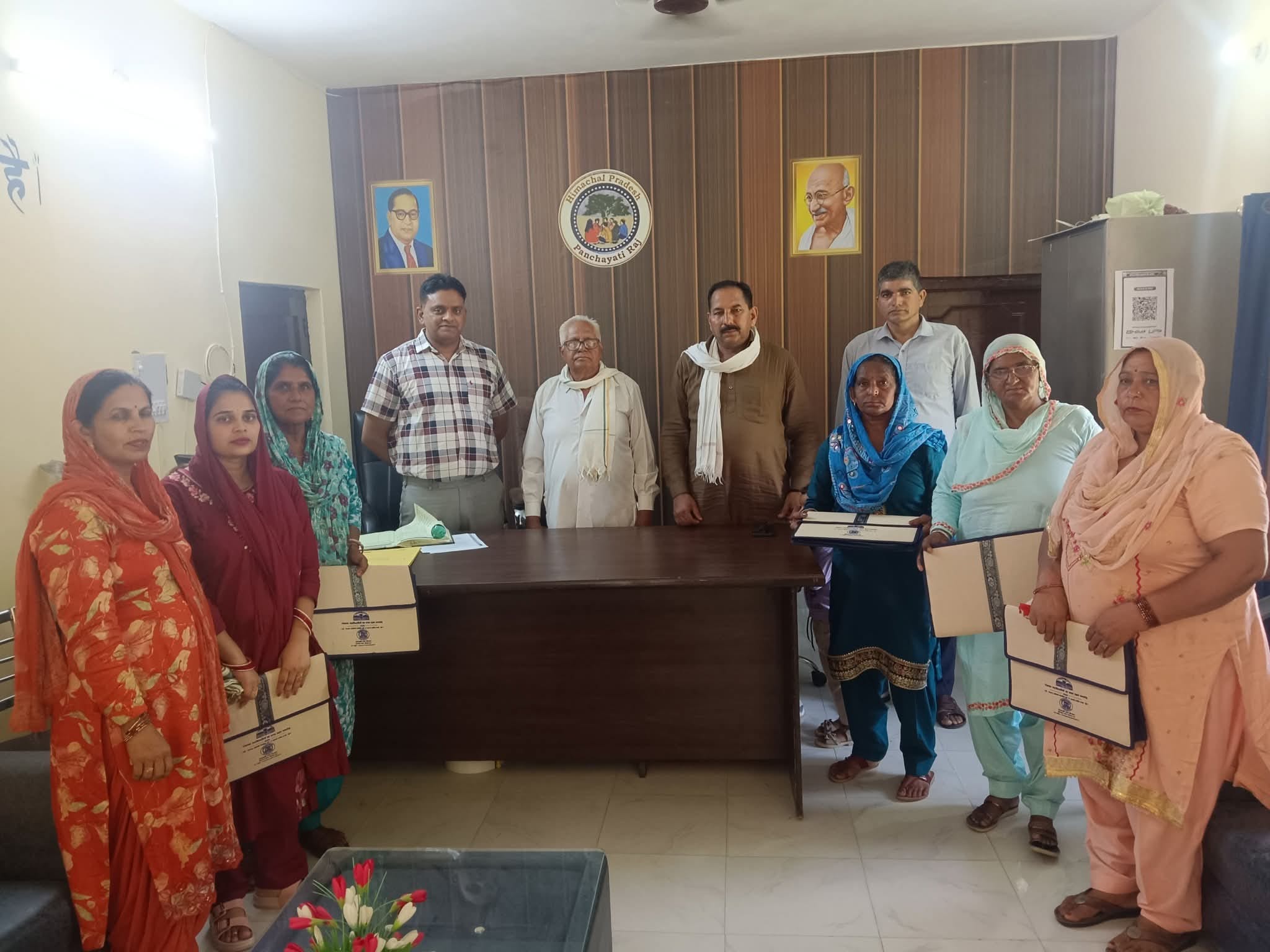 भंजाल पंचायत में शपथ ग्रहण समारोह के उपरांत नवनिर्वाचित वार्ड सदस्य सामूहिक चित्र में। संवाद