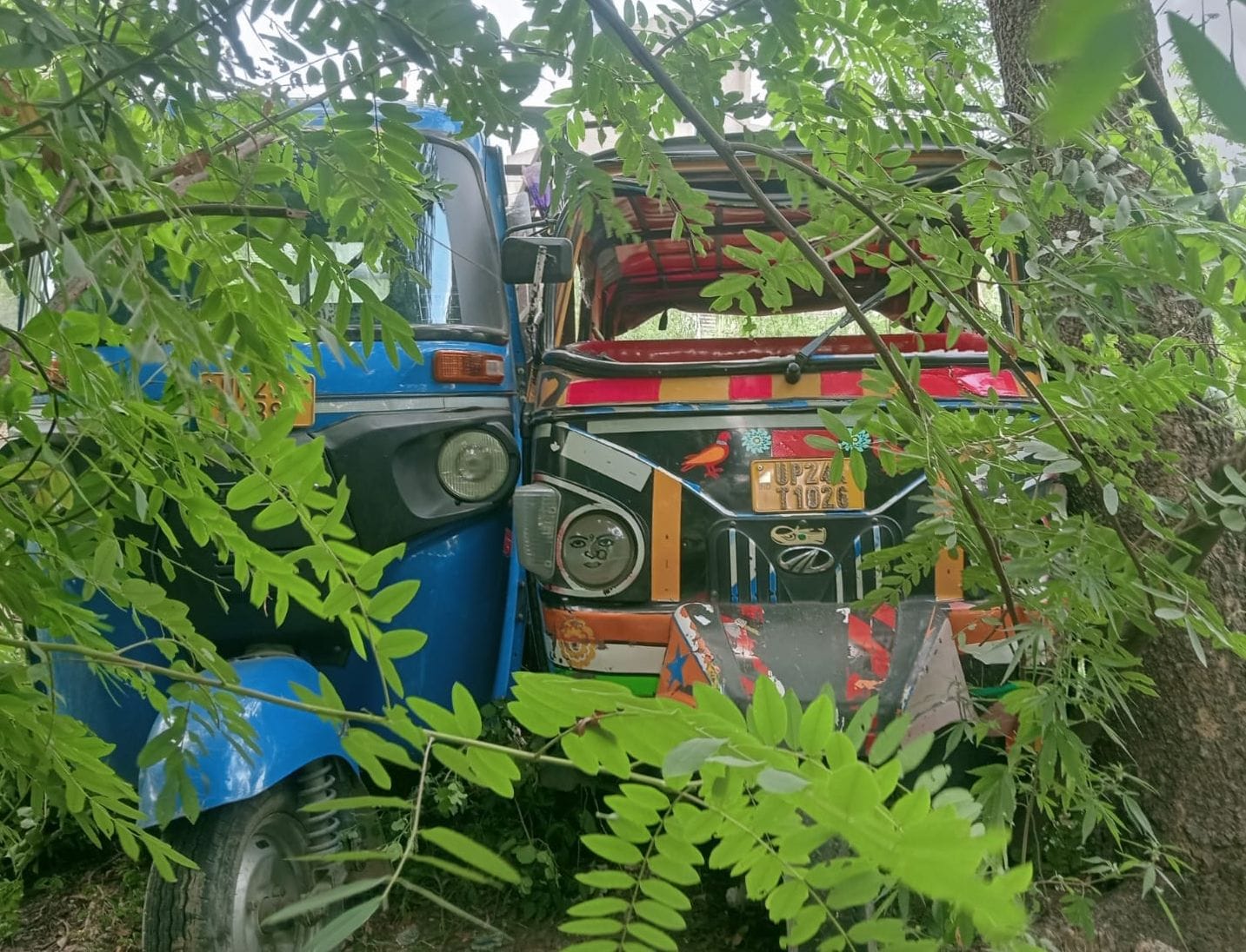 बाइक और ईरिक्शा की टक्कर में मौके पर घायल पड़ा बाइक सवार। संवाद बाइक और ईरिक्शा की टक्कर में मौके पर घायल पड़ा बाइक सवार। संवाद