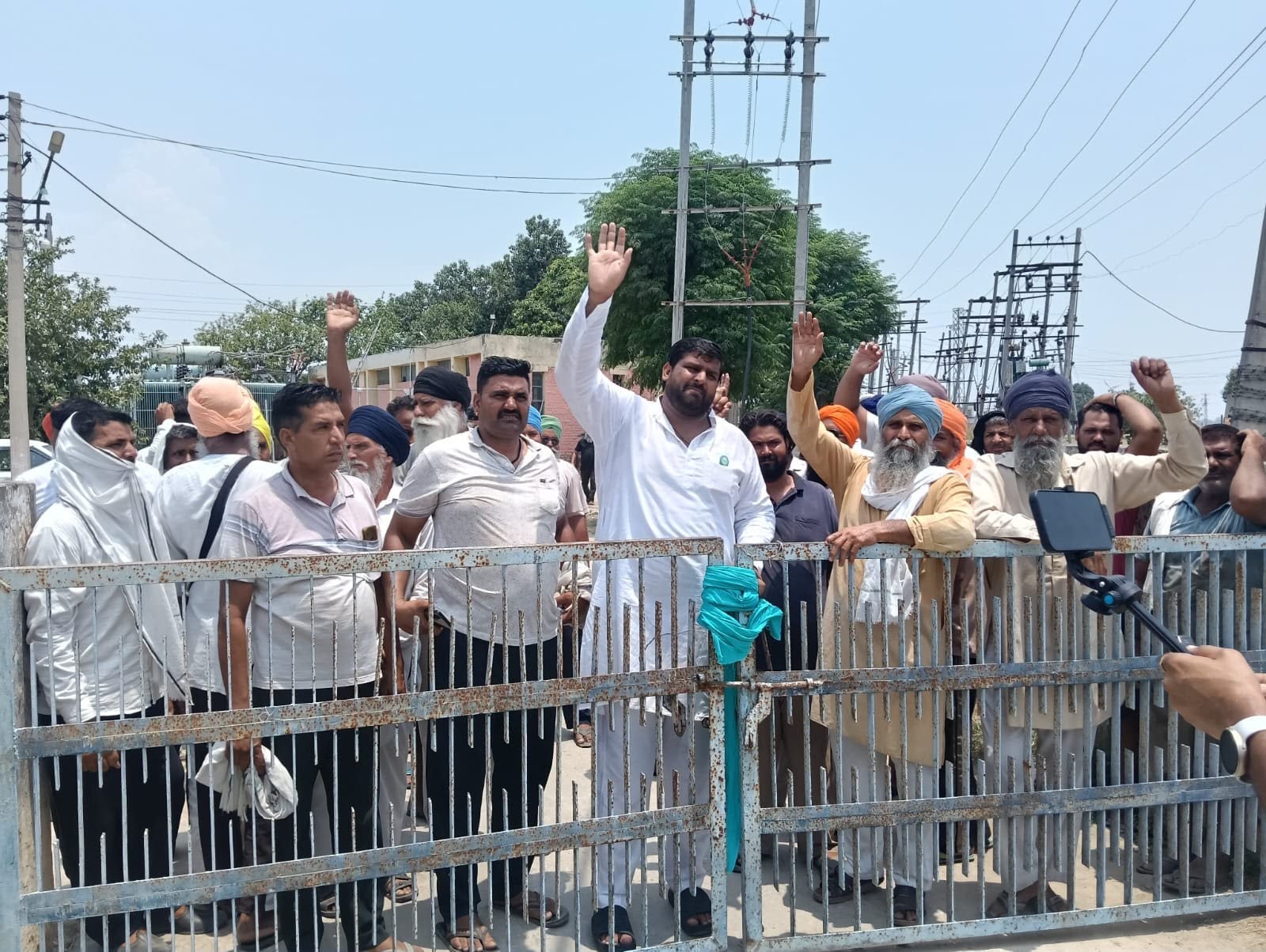 बिजली घर पर ताला जड़ते ग्रामीण। संवाद