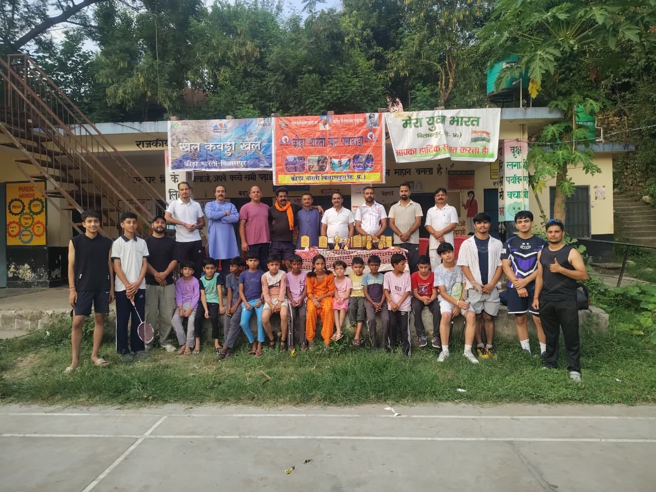 बल्ह बल्हवाना में आयोजित बैडमिंटन प्रतियोगिता में मुख्यातिथि के साथ खिलाड़ी। स्रोत: युवक मंडल