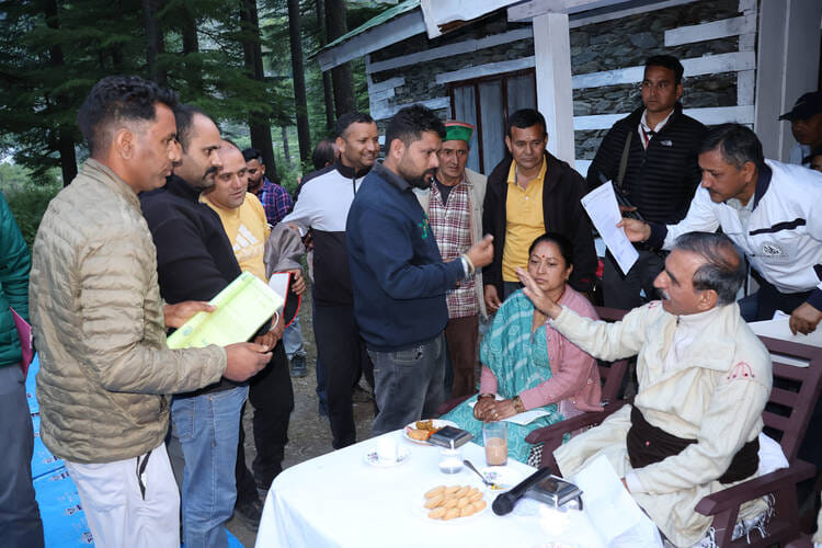 बड़ा भंगाल में स्थानीय लोगों के साथ पारंपरिक लोक नृत्य करते मुख्यमंत्री सुक्खू। -स्रोत: डीपीआरओ