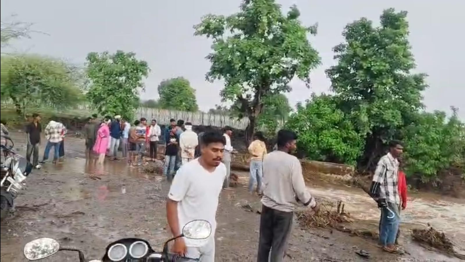 बड़वानी के नागलवाड़ी क्षेत्र में उफनते नाले में ट्रैक्टर व चालक बह गया।