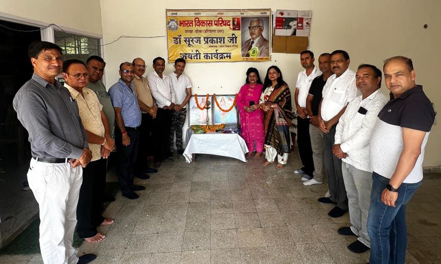 डॉ. सूरज प्रकाश की जयंती पर श्रद्धा सुमन अर्पित करते हुए सदस्य।